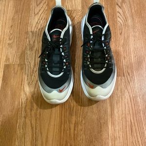 Nike air max axis size 81/2 (men)